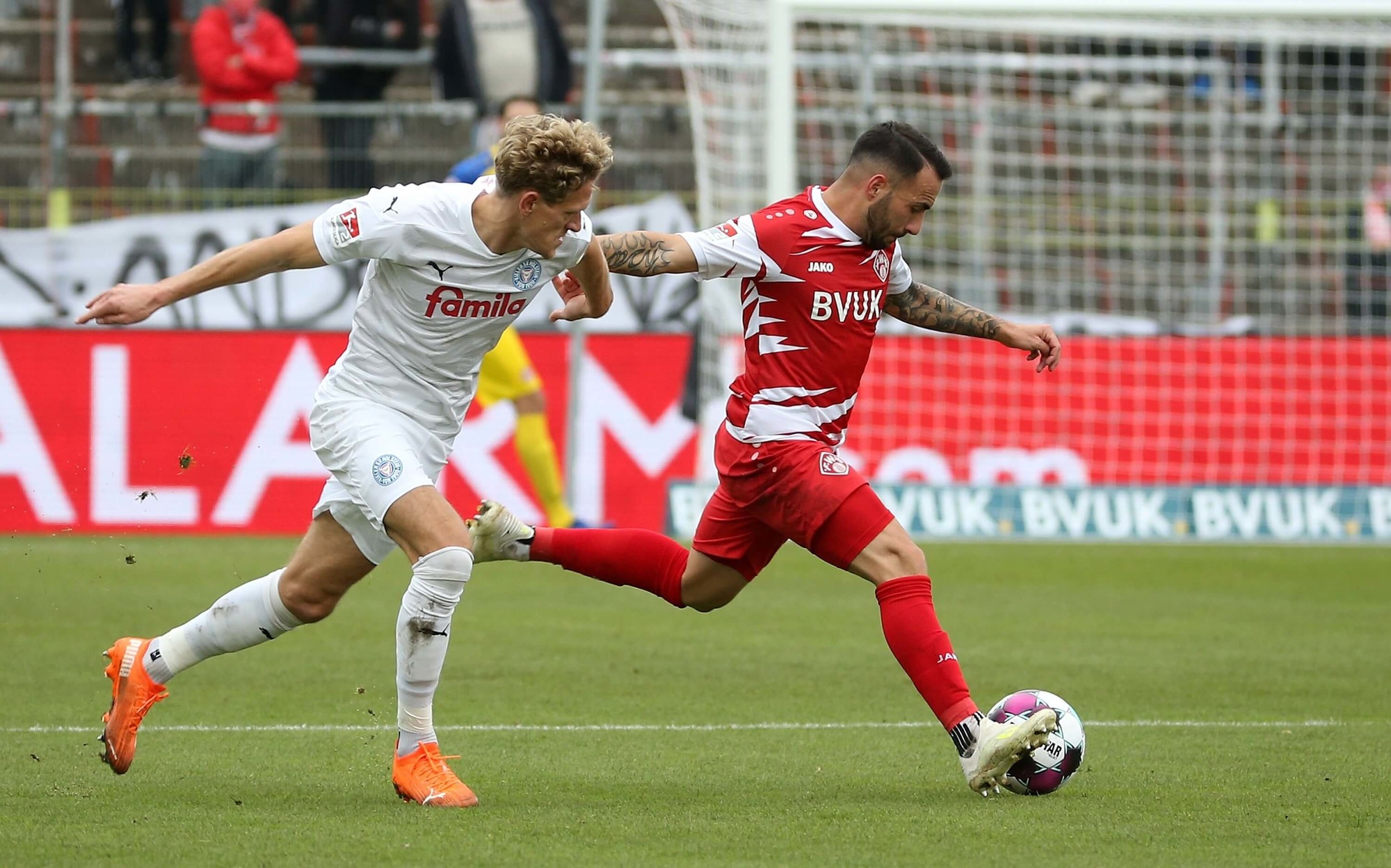 0:2 gegen den Spitzenreiter: Defensivstarke Kieler gewinnen am Dalle ...